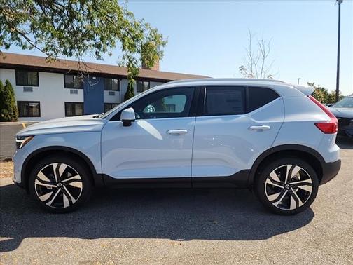 2024 Volvo XC40 B5 Ultimate Bright Theme