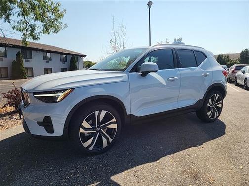 2024 Volvo XC40 B5 Ultimate Bright Theme