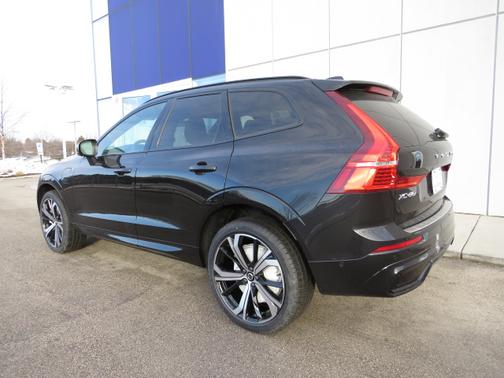 Photo 4 of 9 of 2022 Volvo XC60 Recharge Plug-In Hybrid T8 R-Design