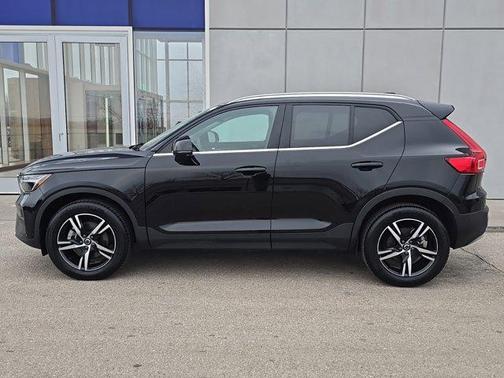 2025 Volvo XC40 B5 Core Bright Theme