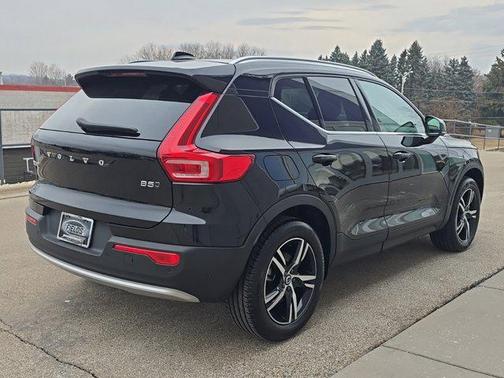 2025 Volvo XC40 B5 Core Bright Theme