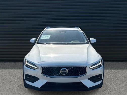 2024 Volvo V60 Cross Country B5 Plus