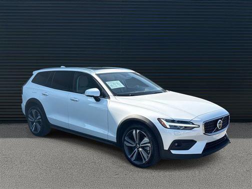 2024 Volvo V60 Cross Country B5 Plus
