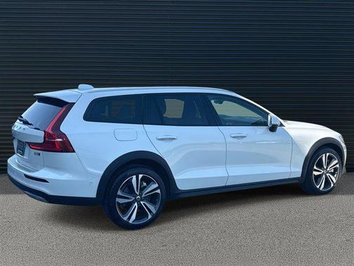 2024 Volvo V60 Cross Country B5 Plus
