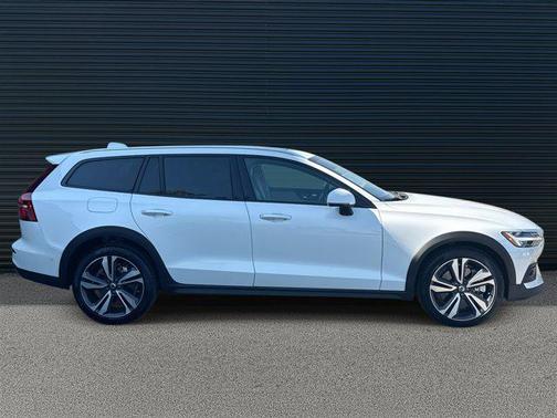 2024 Volvo V60 Cross Country B5 Plus