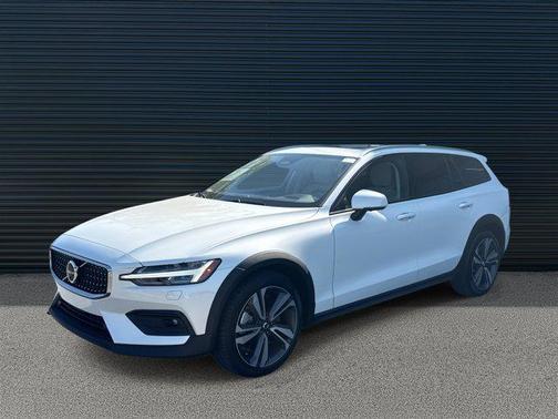 2024 Volvo V60 Cross Country B5 Plus