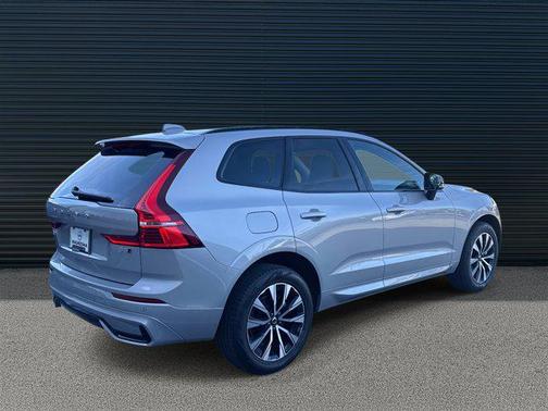 2024 Volvo XC60 B5 Core Dark Theme