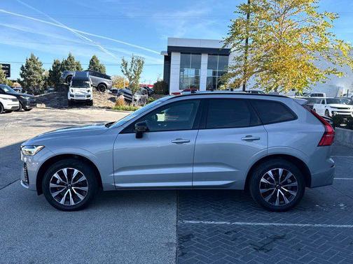 2024 Volvo XC60 B5 Core Dark Theme