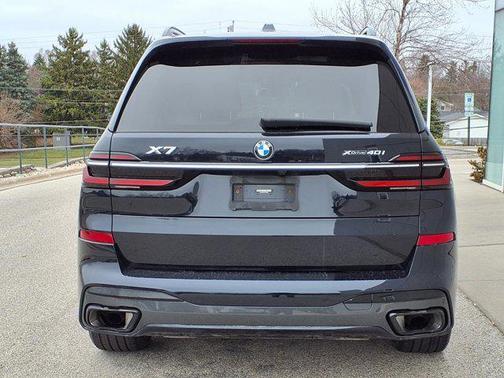 Carbon Black Metallic 2023 BMW X7 xDrive40i