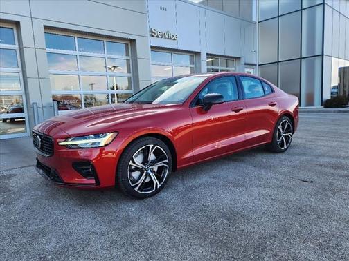 2024 Volvo S60 B5 Plus Dark Theme