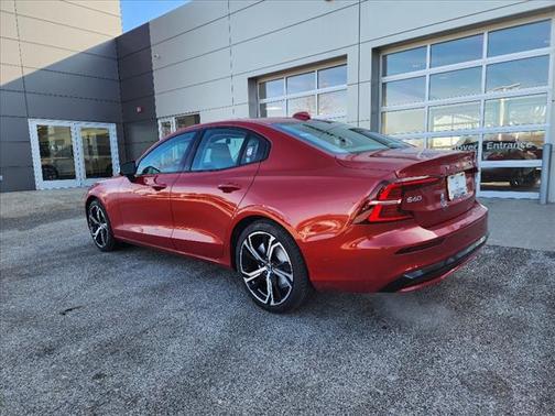 2024 Volvo S60 B5 Plus Dark Theme