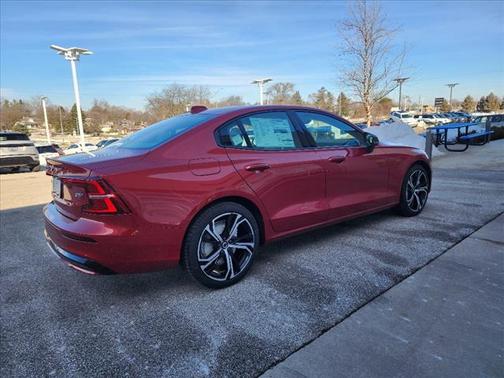 2024 Volvo S60 B5 Plus Dark Theme