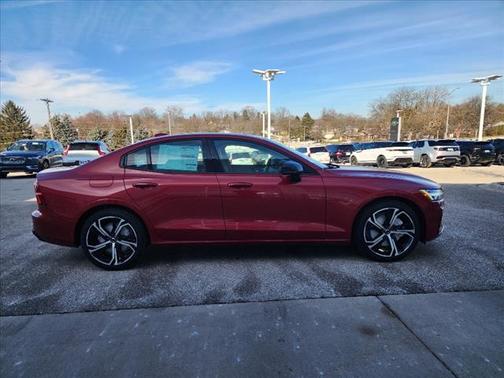 2024 Volvo S60 B5 Plus Dark Theme
