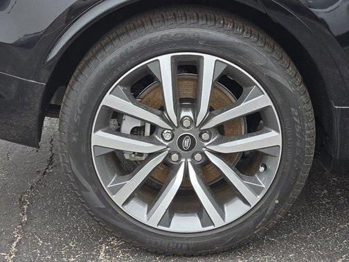Santorini Black Metallic 2025 Land Rover Discovery Dynamic SE