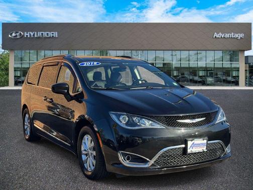 Brilliant Black Crystal Pearlcoat 2018 Chrysler Pacifica Touring-L