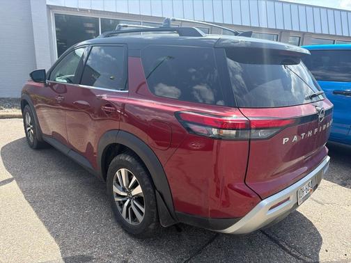 Scarlet Ember Tintcoat/Super Black 2022 Nissan Pathfinder SL