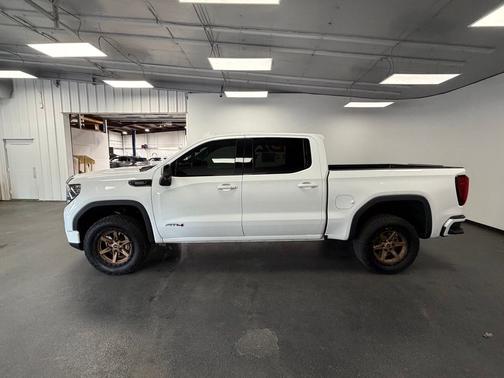 White 2023 GMC Sierra 1500 AT4
