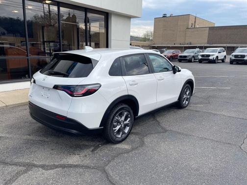 Platinum White Pearl 2026 Honda HR-V LX