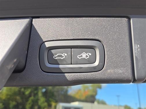 2022 Volvo XC60 Recharge Plug-In Hybrid T8 R-Design Extended Range