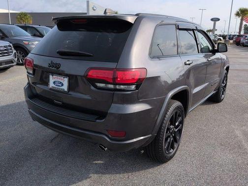 Granite Crystal Metallic Clearcoat 2017 Jeep Grand Cherokee Altitude