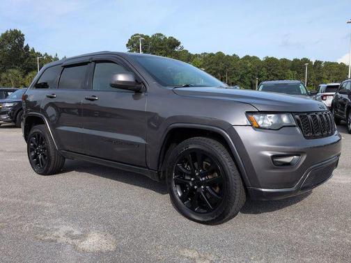 Granite Crystal Metallic Clearcoat 2017 Jeep Grand Cherokee Altitude