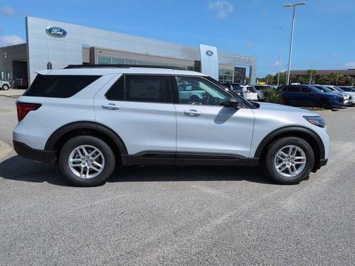 Space White Metallic 2026 Ford Explorer Active