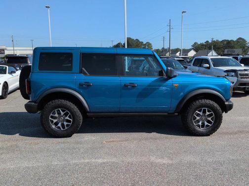 VELOCITY BLUE METALLIC 2025 Ford Bronco Badlands