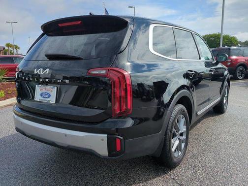 Ebony Black 2024 Kia Telluride LX