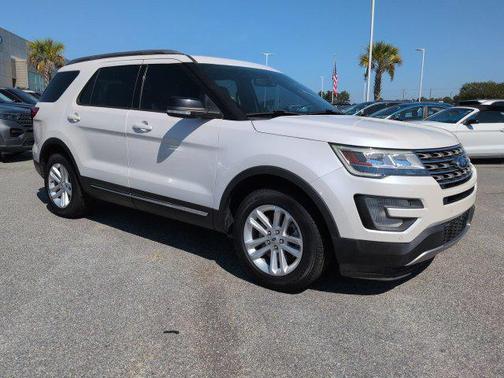 White Platinum Metallic Tri-Coat 2017 Ford Explorer XLT