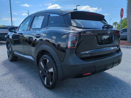 Super Black 2025 Nissan Kicks SR