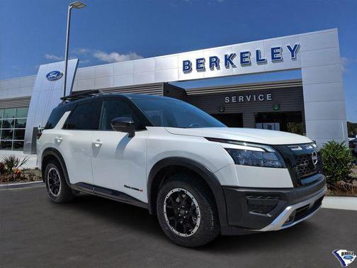 Pearl White Tricoat/Super Black 2024 Nissan Pathfinder Rock Creek 4WD