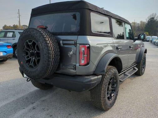 CARBONIZED GRAY METALLIC 2026 Ford Bronco Badlands