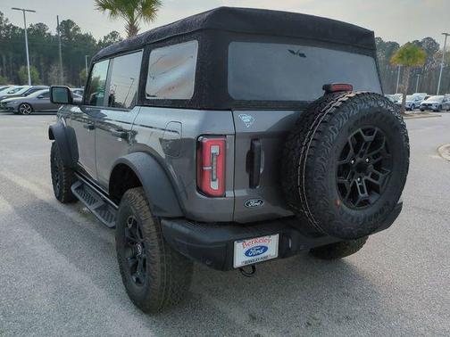 CARBONIZED GRAY METALLIC 2026 Ford Bronco Badlands