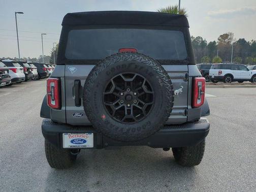CARBONIZED GRAY METALLIC 2026 Ford Bronco Badlands