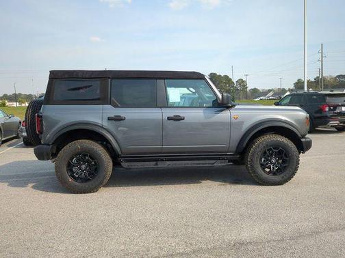 CARBONIZED GRAY METALLIC 2026 Ford Bronco Badlands
