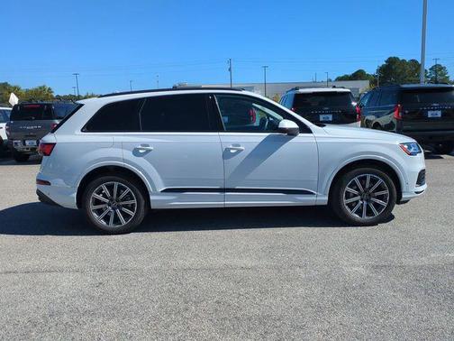2023 Audi Q7 45 Premium Plus