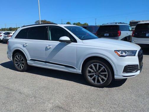 2023 Audi Q7 45 Premium Plus