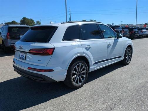 2023 Audi Q7 45 Premium Plus