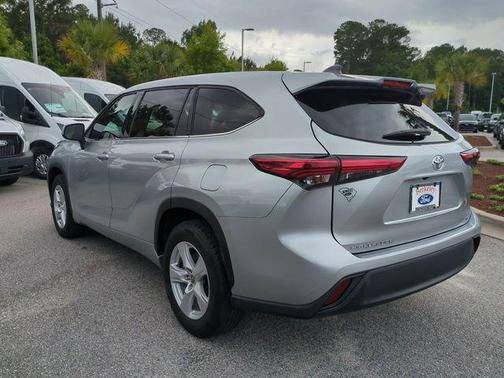 Celestial Silver Metallic 2022 Toyota Highlander LE