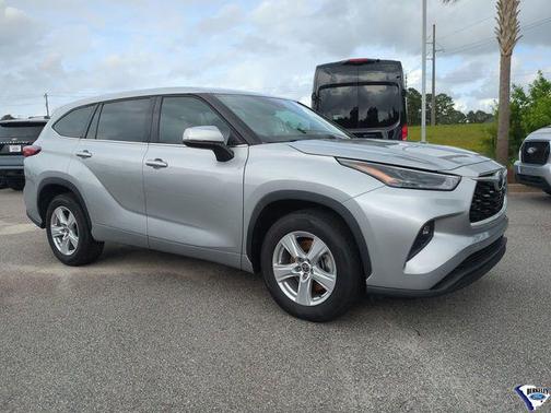 Celestial Silver Metallic 2022 Toyota Highlander LE