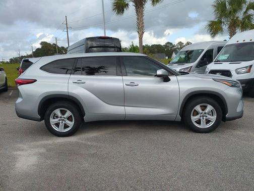 Celestial Silver Metallic 2022 Toyota Highlander LE