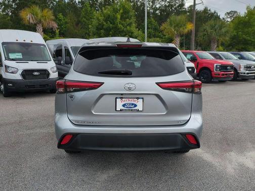 Celestial Silver Metallic 2022 Toyota Highlander LE