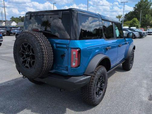 VELOCITY BLUE METALLIC 2026 Ford Bronco Badlands