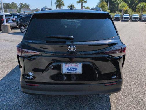 Midnight Black Metallic 2026 Toyota Sienna XLE