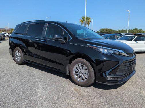 Midnight Black Metallic 2026 Toyota Sienna XLE