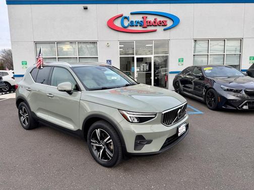 2023 Volvo XC40 B5 Plus Bright Theme