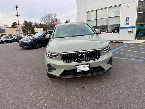 2023 Volvo XC40 B5 Plus Bright Theme