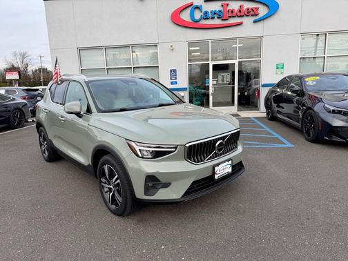 2023 Volvo XC40 B5 Plus Bright Theme