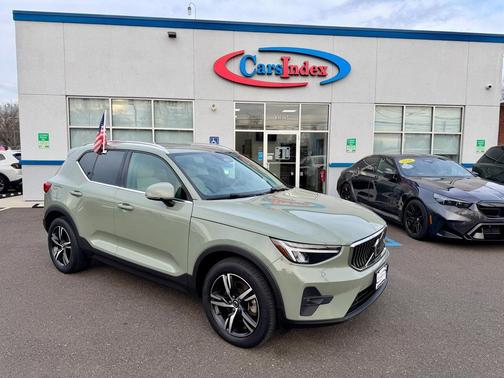 2023 Volvo XC40 B5 Plus Bright Theme