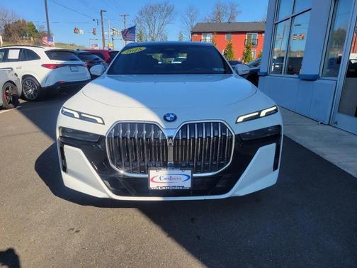 WHITE 2025 BMW 740 xDrive